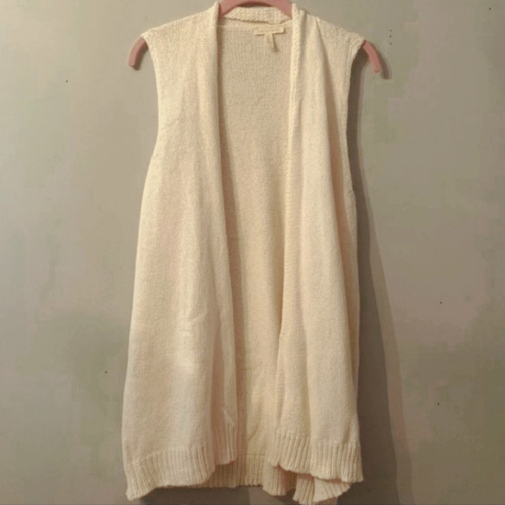 Elegant Cream Sleeveless Sweater Vest